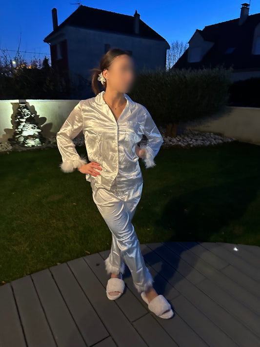 Pyjama en satin à plumes – Chic et raffiné