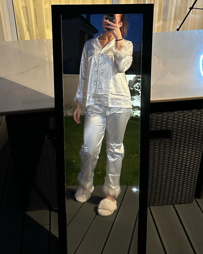 Pyjama en satin à plumes – Chic et raffiné