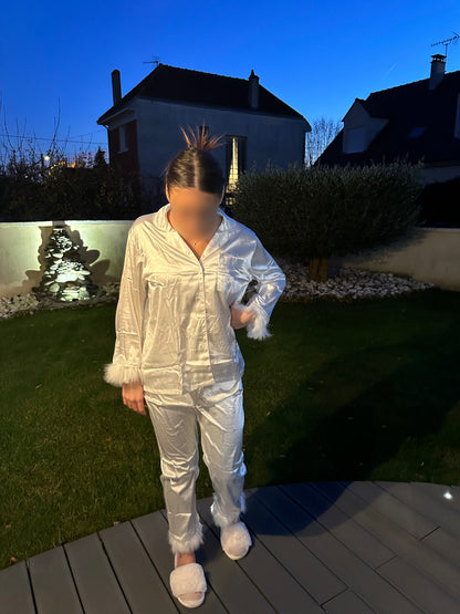 Pyjama en satin à plumes – Chic et raffiné