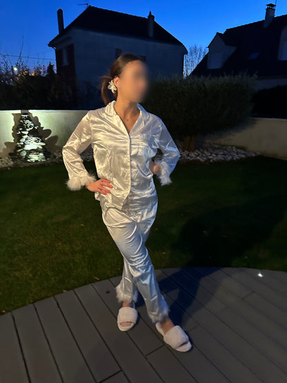 Pyjama en satin à plumes – Chic et raffiné